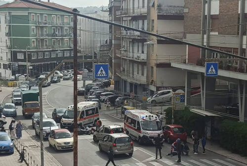 Ancona, attraversa la strada: travolta da un motociclo. Due persone all’ospedale
