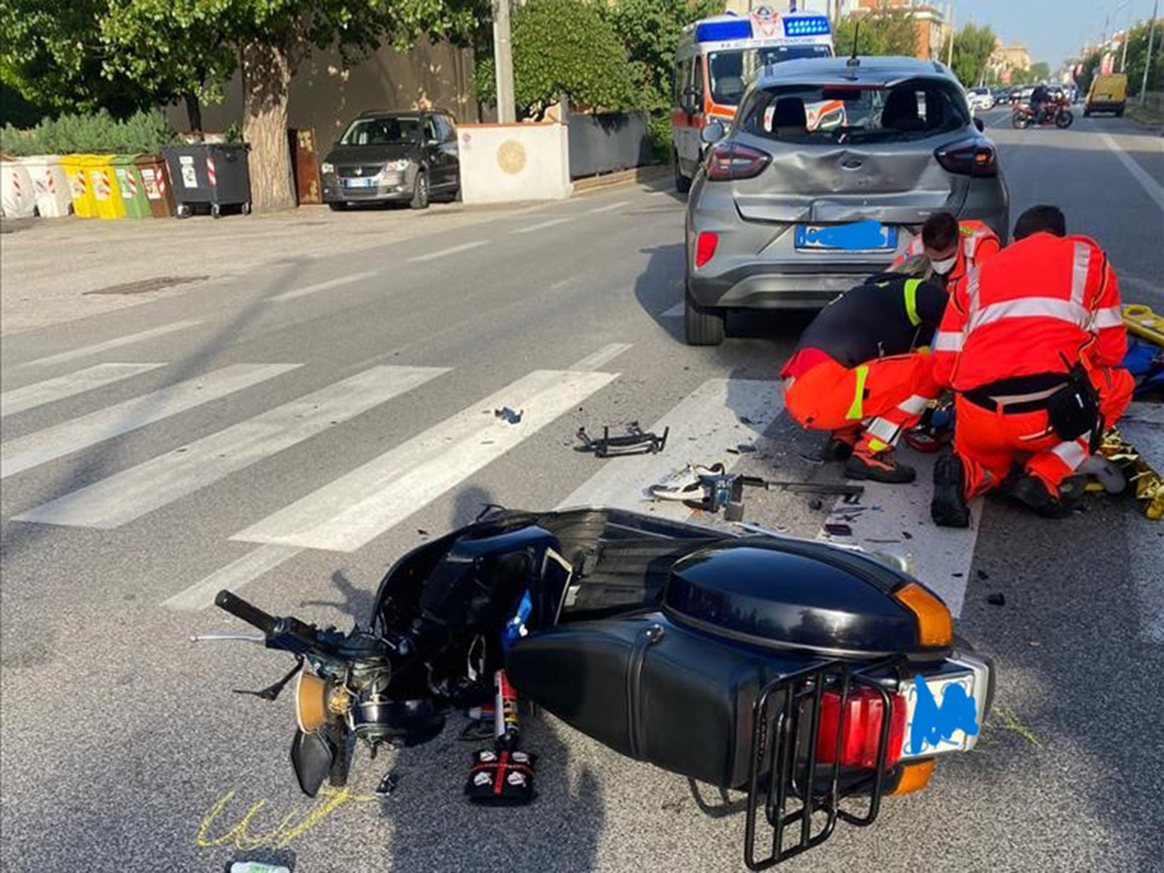 Tampona un'auto e finisce a terra: ricoverato uno scooterista di Ostra