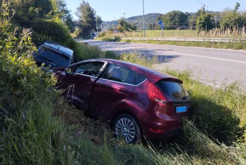 Ancona, paura sulla Provinciale del Conero: due auto fuori strada. I conducenti in ospedale