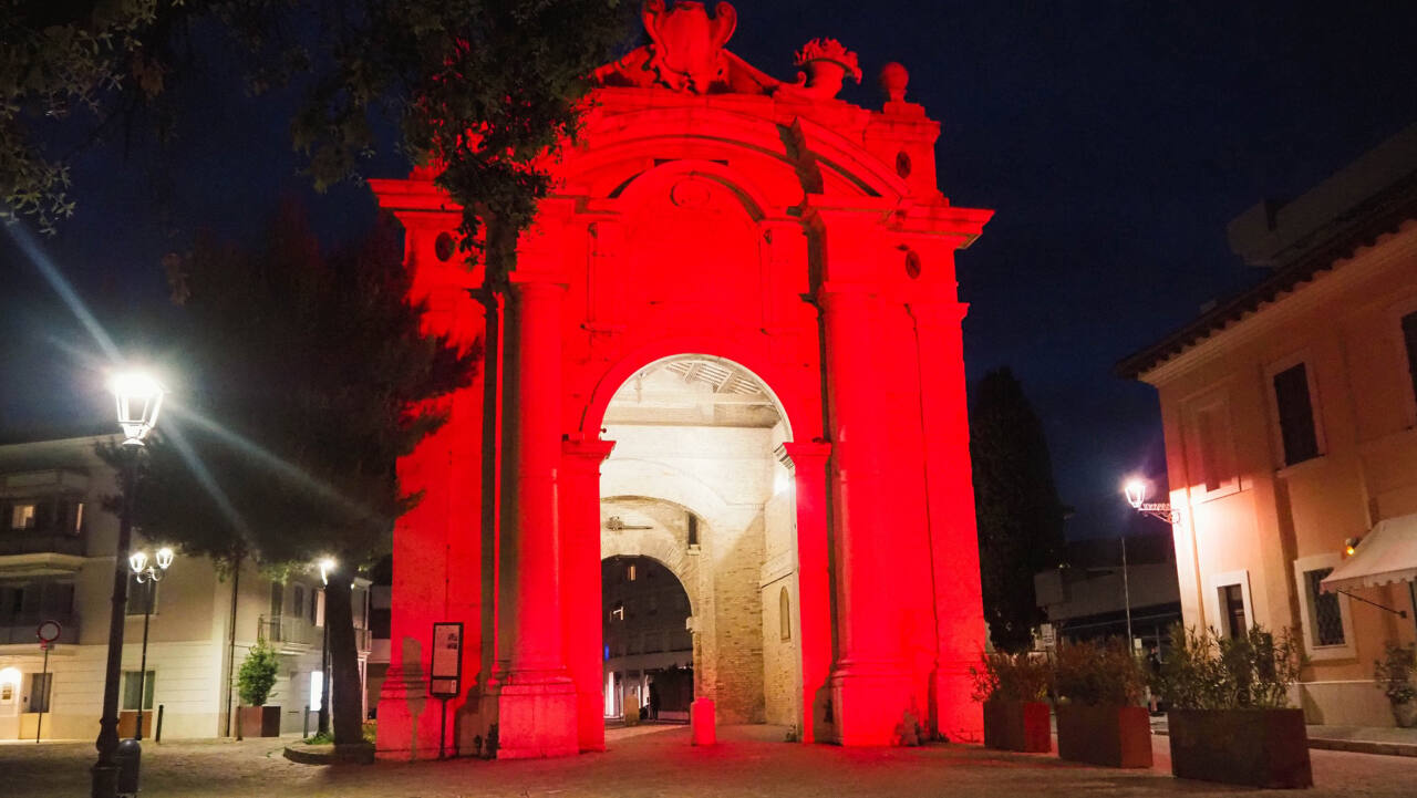 Porta Lambertina a Senigallia illuminata di rosso in occasione della giornata mondiale della Croce Rossa e Mezzaluna Rossa