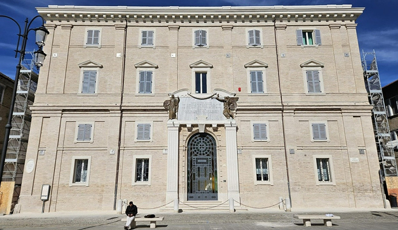 La facciata della scuola secondaria di primo grado Fagnani, parte dell'istituto comprensivo "Senigallia Centro"
