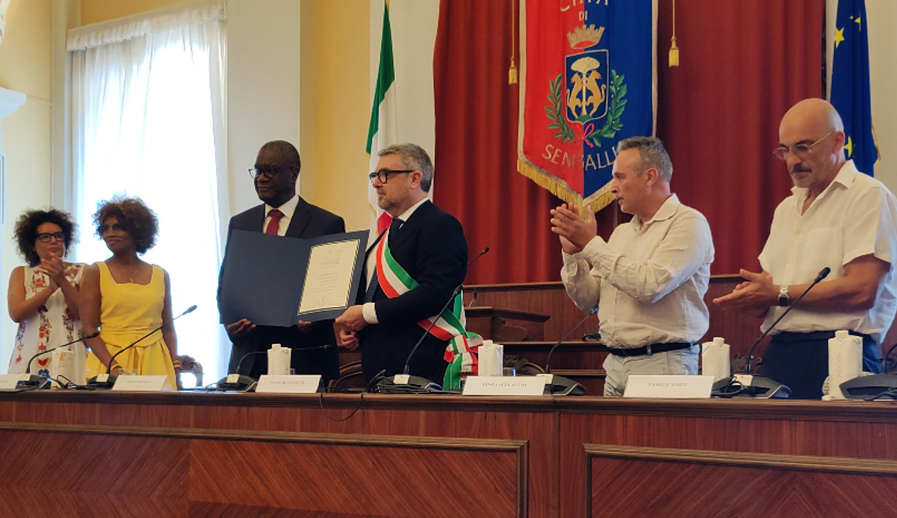 La consegna dell'attestato di benemerenza al premio Nobel per la pace 2018 Denis Mukwege dal sindaco di Senigallia Massimo Olivetti