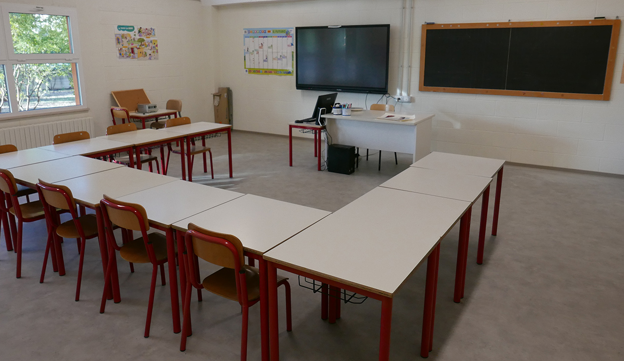 Una delle aule alla scuola primaria a Cesanella di Senigallia
