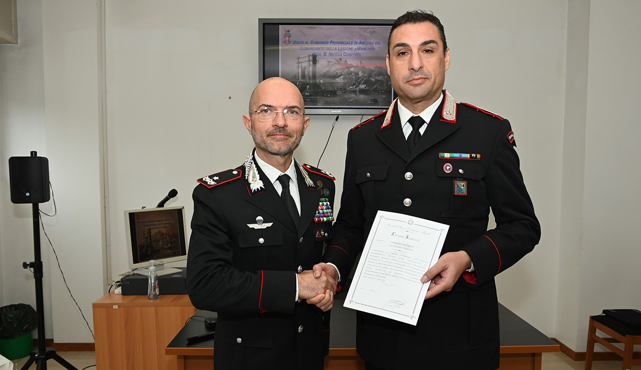 Ancona, Carabinieri: il Generale Nicola Conforti consegna le ricompense ai militari che si sono distinti in operazioni di servizio