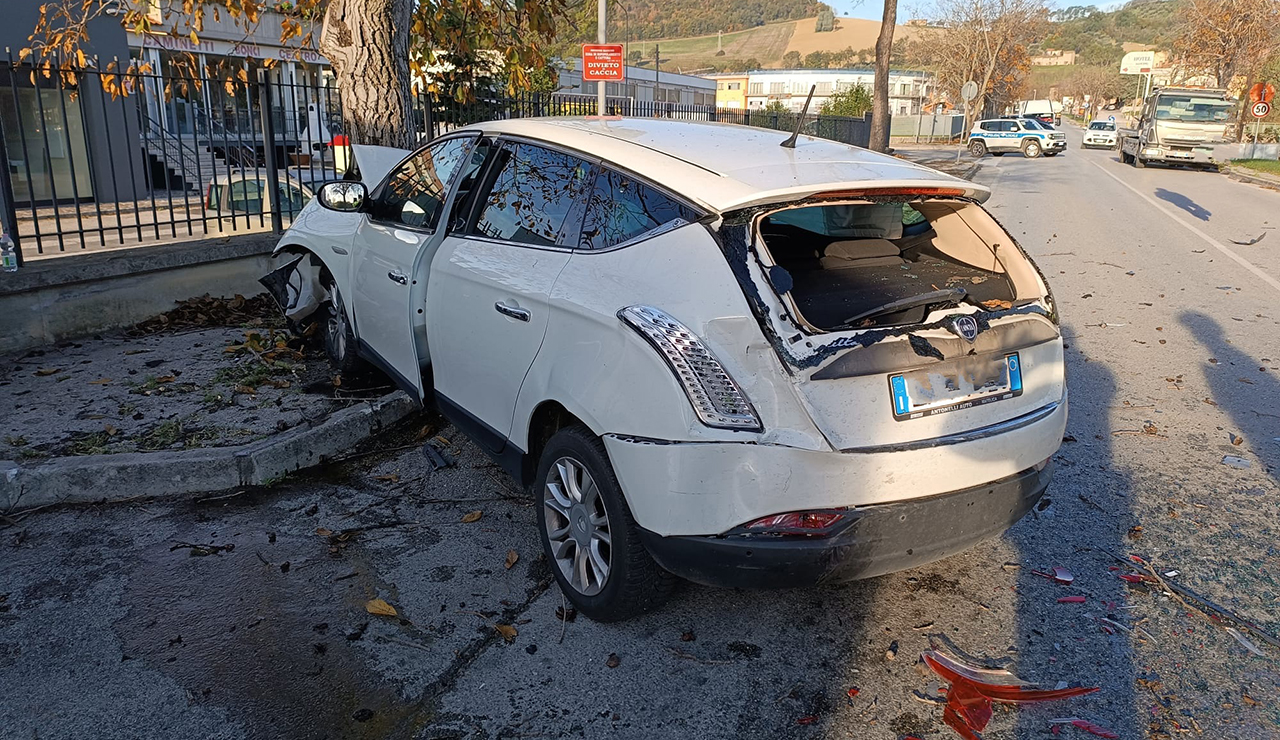 San Severino Marche, schianto tra due auto in viale Merloni a Taccoli. Feriti i conducenti