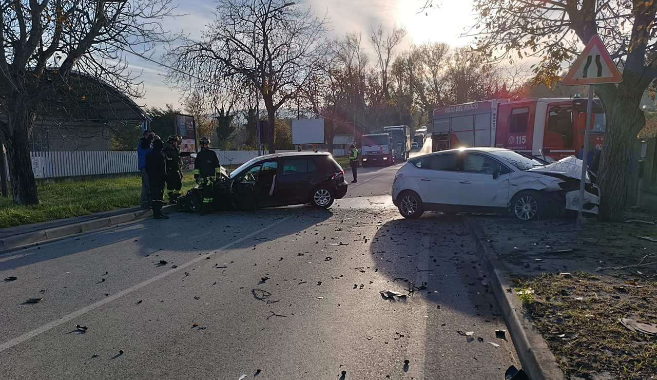 San Severino Marche, schianto tra due auto in viale Merloni a Taccoli. Feriti i conducenti