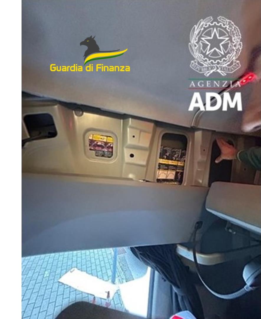 Ancona, le sigarette di contrabbando occultate sul camion in transito al porto: sequestro e denuncia