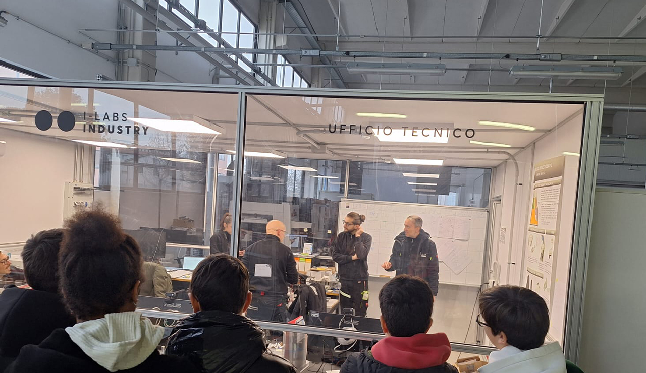 Jesi, dai banchi di scuola ai centri di ricerca: la full immersion nei laboratori i-Labs del comprensivo Urbani
