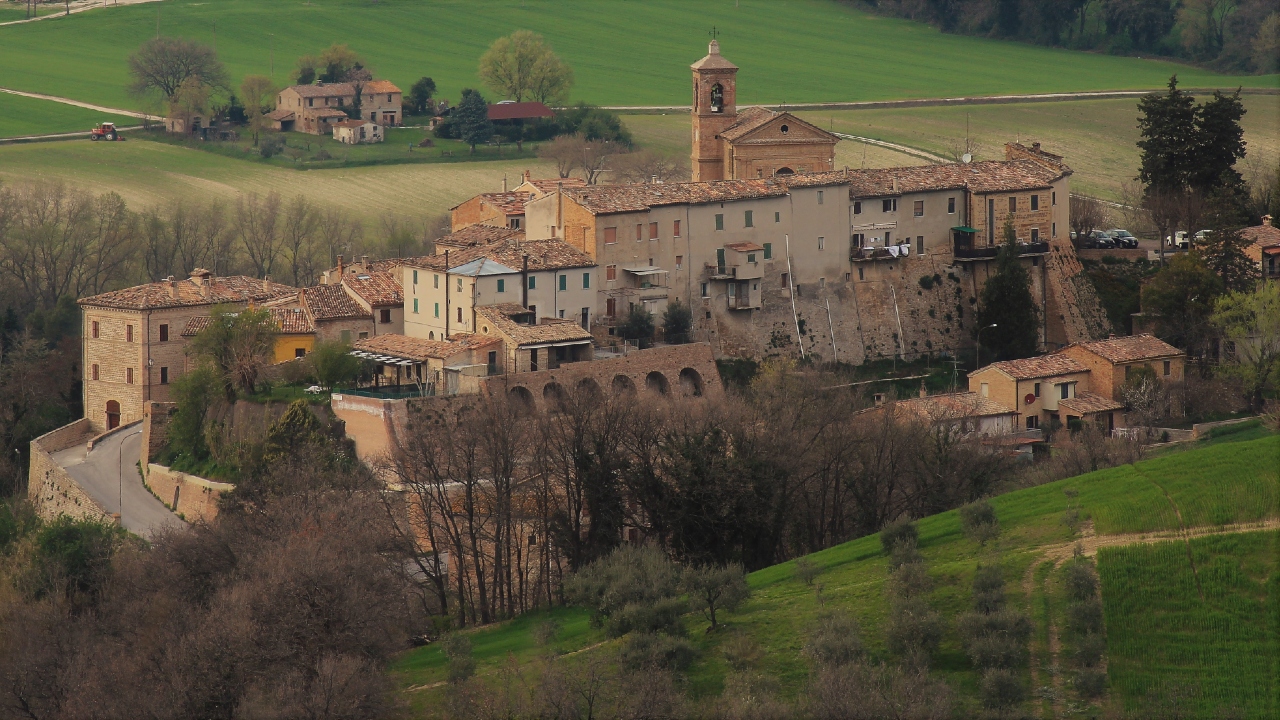 Il borgo medievale di Nidastore, ad Arcevia. Foto di Alberto Fenucci