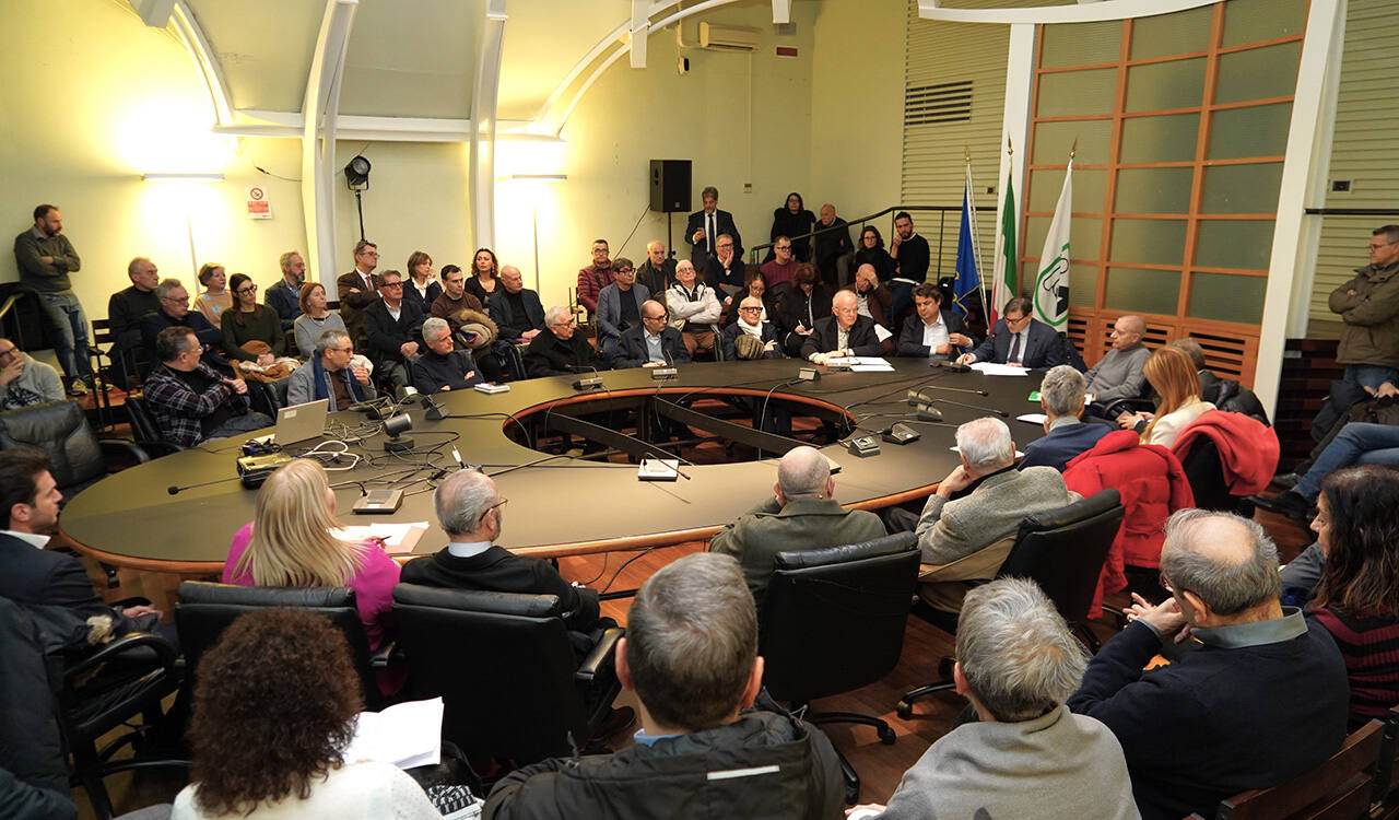Tavolo di confronto tra il presidente del Consiglio regionale Dino Latini e i rappresentanti delle case di riposo e delle residenze protette (foto: Consiglio regionale delle Marche)