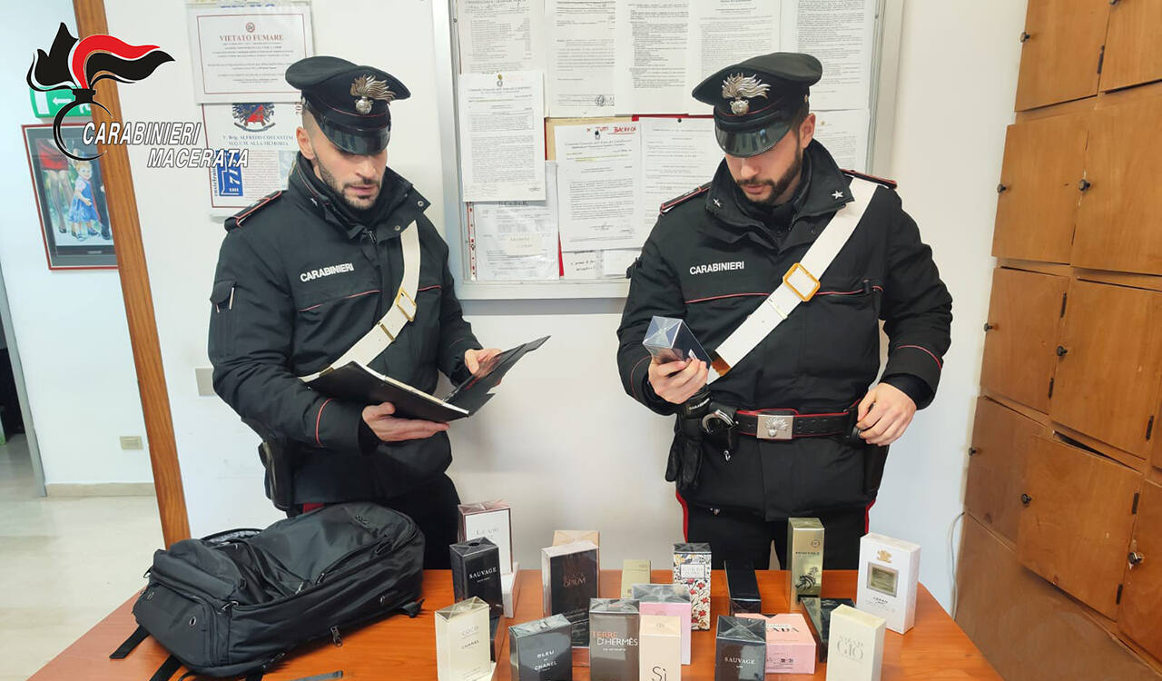 I profumi sequestrati dai carabinieri di Castelraimondo