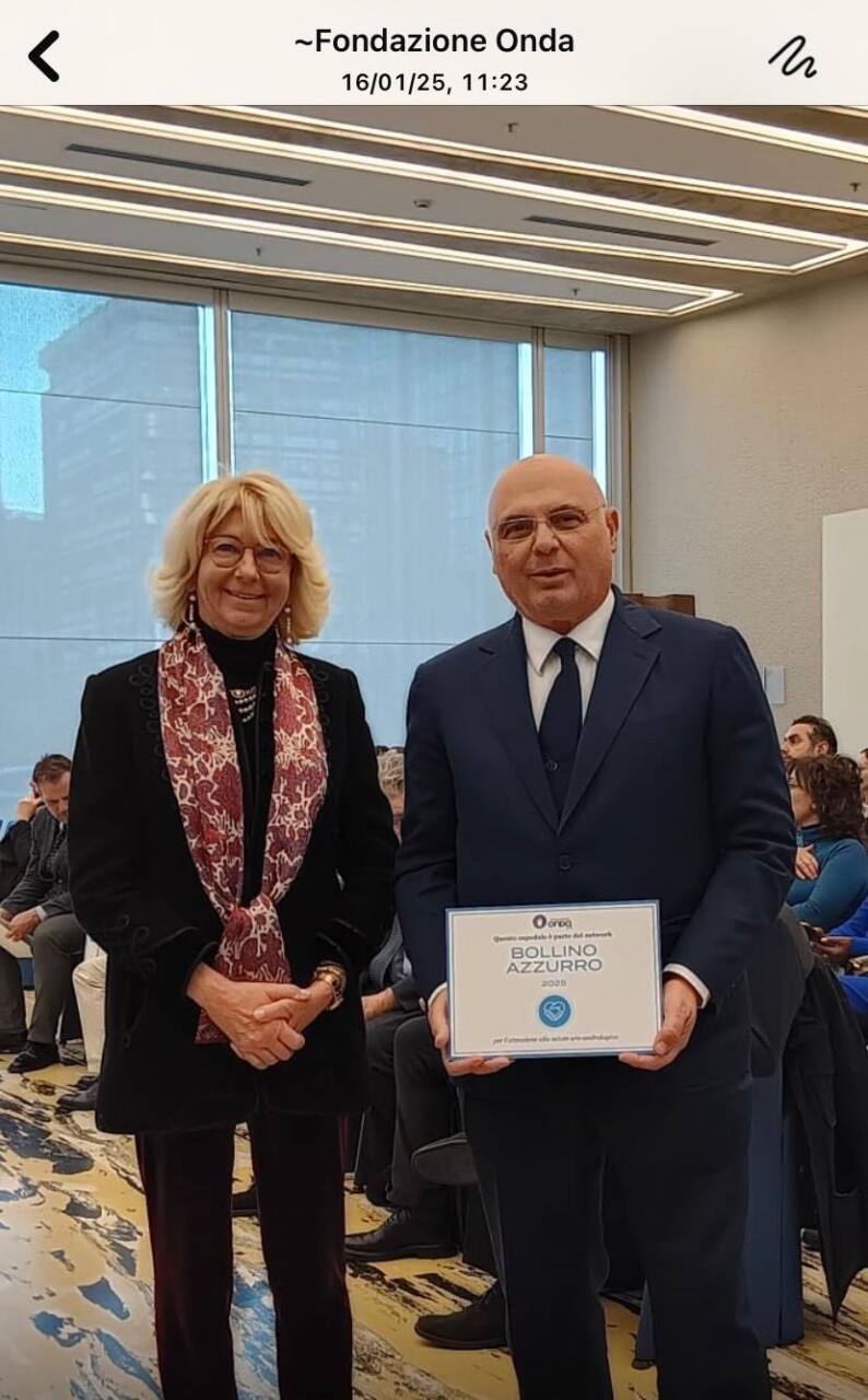 La Presidente di Onda Francesca Merzagora con il Direttore generale dell Azienda Ospedaliera Universitaria di Ancona Dr. Armando Marco Gozzini)