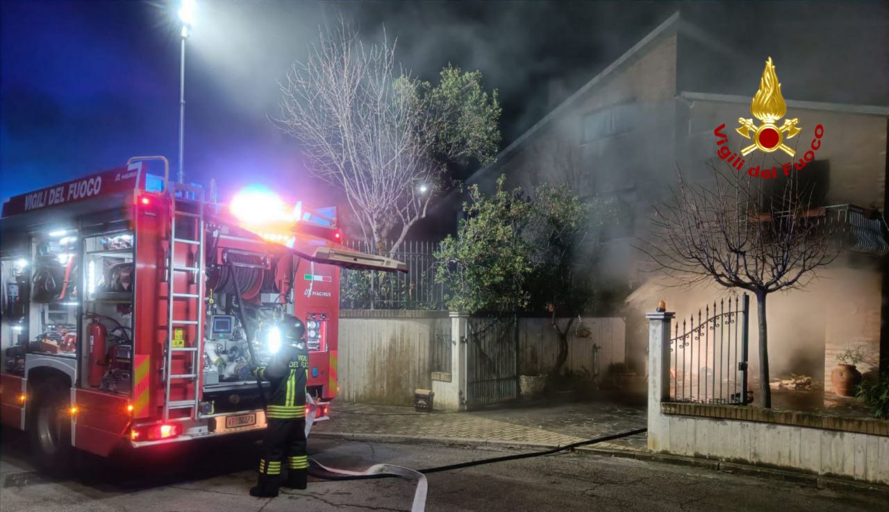 I vigili del fuoco di Fermo sono intervenuti a Monterubbiano per l’incendio di un garage