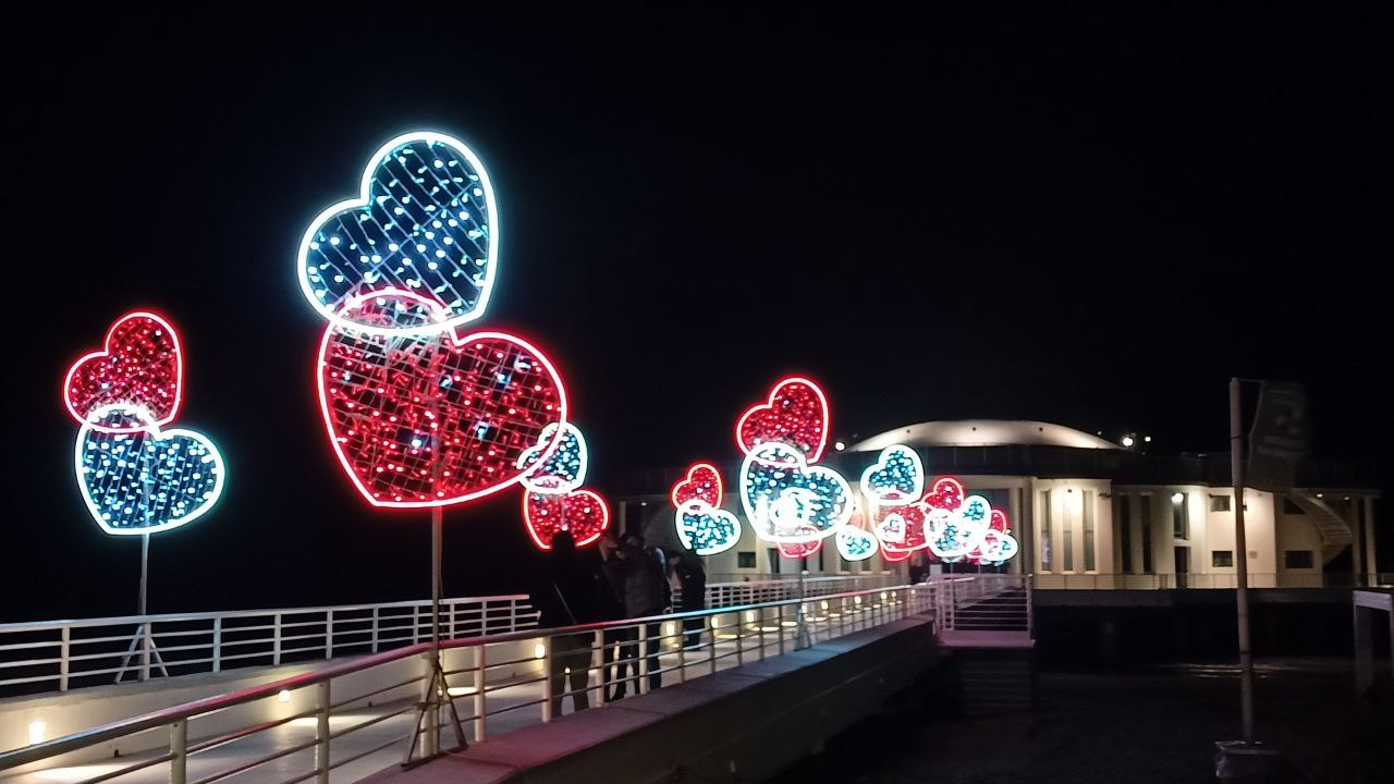 Cuori luminosi sono stati allestiti davanti la rotonda a mare di Senigallia per celebrare san Valentino 2025, la festa degli innamorati