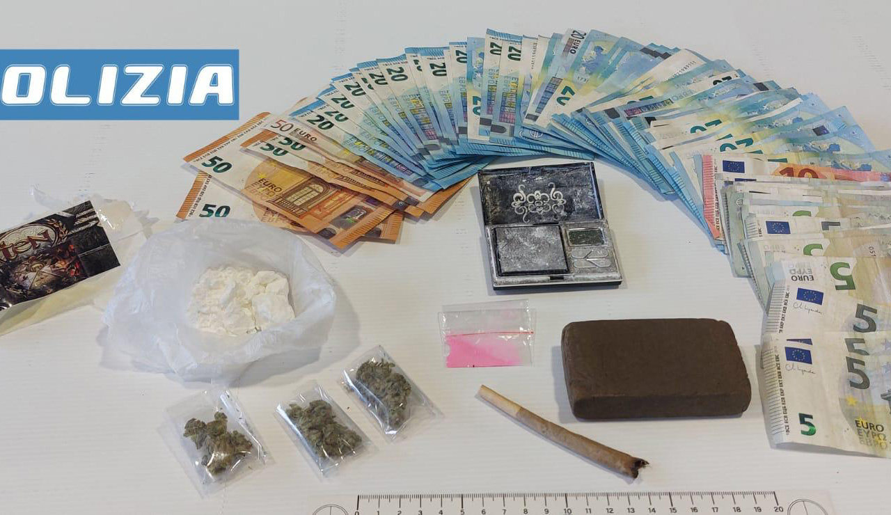 Jesi, pedinano il cliente e in via Bersaglieri fermano il pusher: addosso un bazar della droga, arrestato spacciatore iracheno