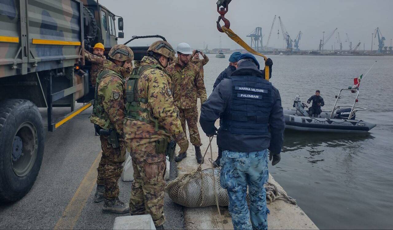 Le operazioni di trasporto dell'ordigno al porto di Ancona (Foto: Comune di Ancona)