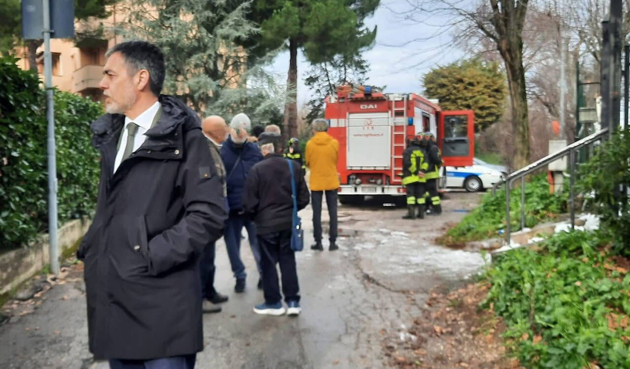 Il sindaco Fiordelmondo visita la bocciofila Erbarella, andata a fuoco nella notte (Foto: Comune di Jesi)
