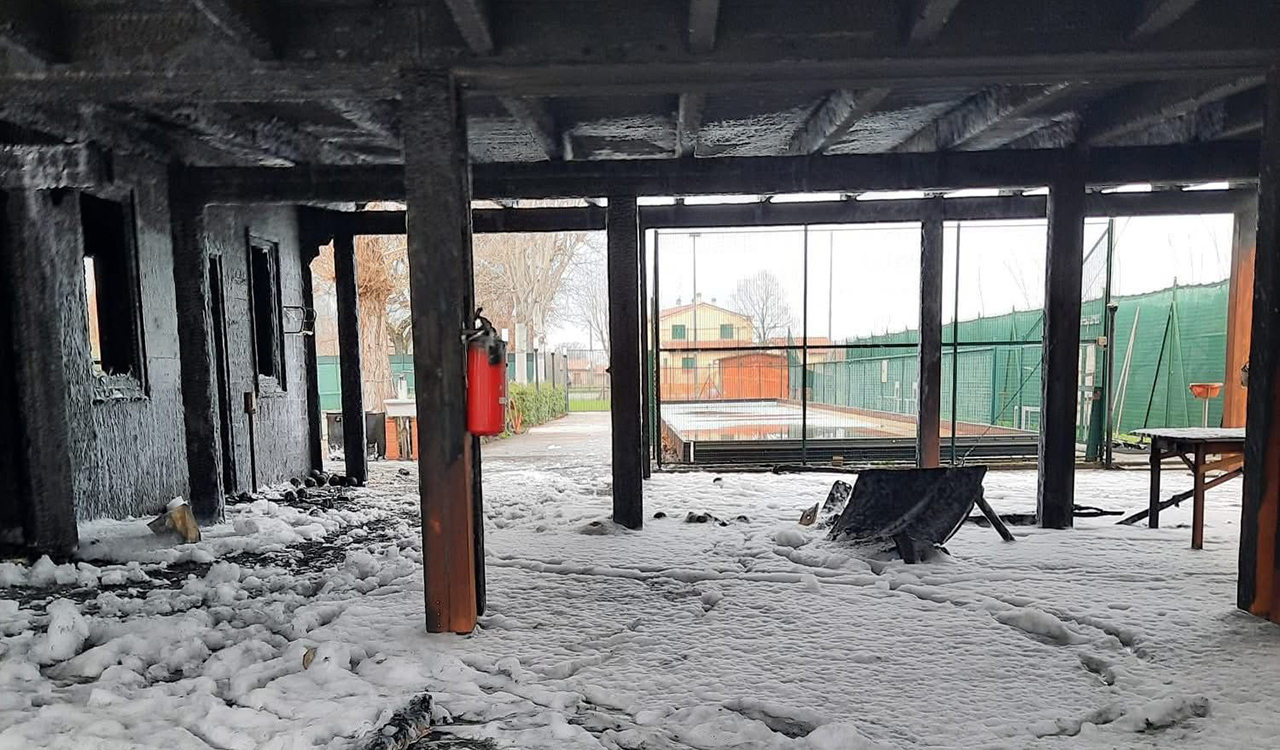 La Bocciofila Erbarella a Jesi dopo l'incendio nella notte (Foto: Comune di Jesi)