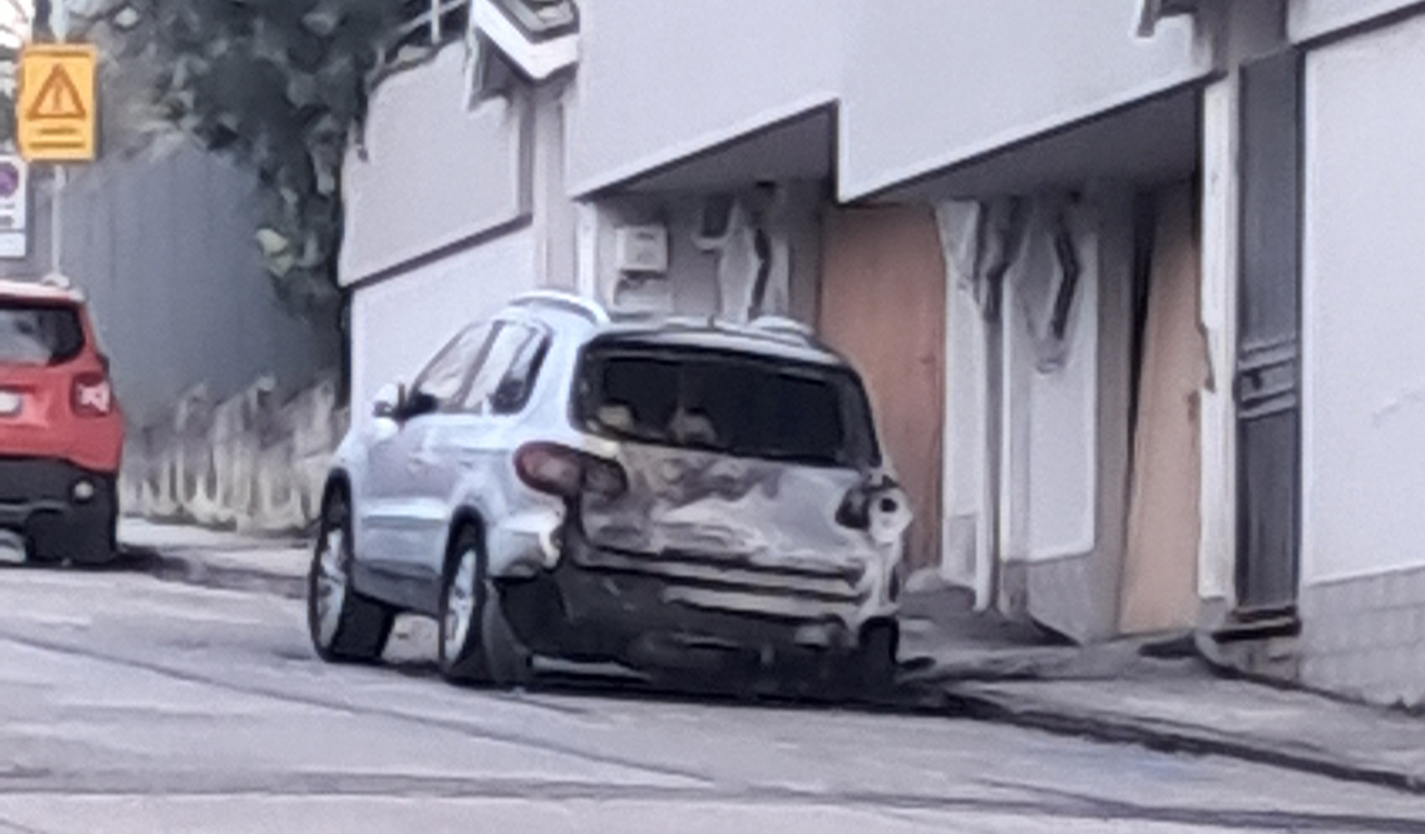 La macchina andata a fuoco in via Schweitzer a Jesi