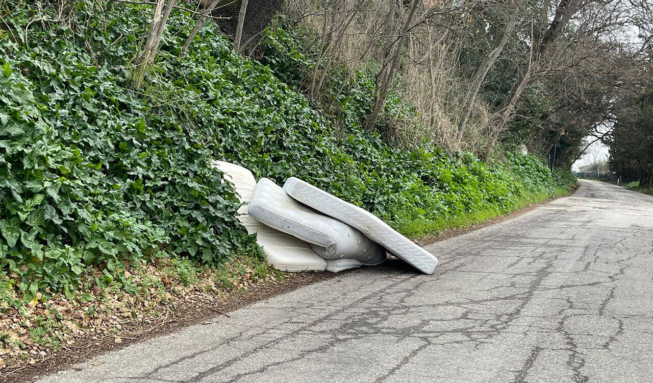 I materassi abbandonati in via Tabano a Jesi