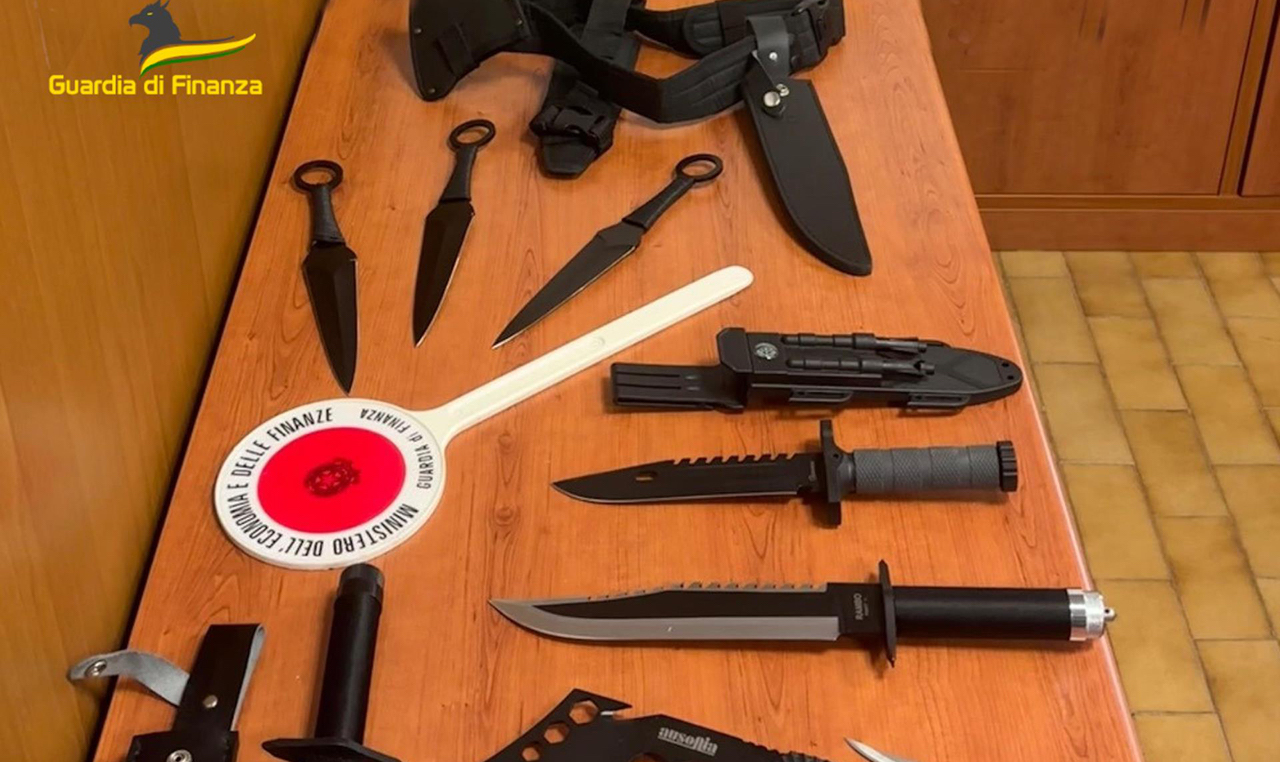 I finanzieri della Tenenza di Porto Recanati hanno sequestrato ad un imprenditore una pistola automatica, numerose armi bianche e oggetti atti ad offendere illecitamente detenuti
