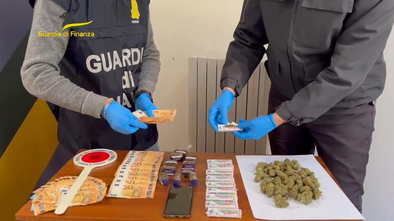 I militari della Compagnia di Urbino, coadiuvati dalle unità cinofile antidroga del Gruppo di Pesaro, hanno rinvenuto circa 600 grammi di hashish e soldi in contanti
