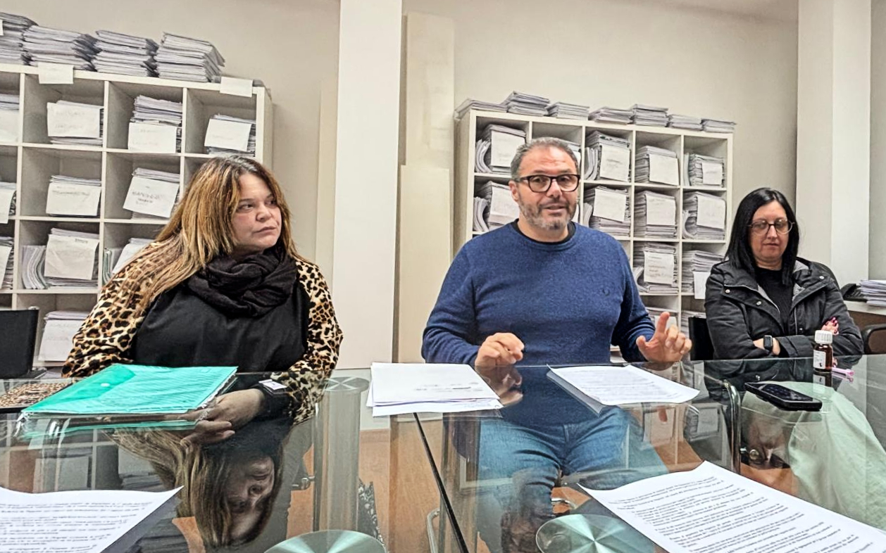 Le madri dei due ragazzi con disabilità assieme all'avvocato Corrado Canafoglia