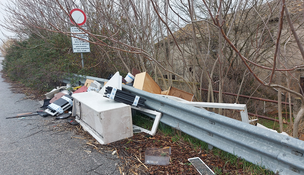 Falconara, discarica abusiva in via Poiole: denunciato 30enne