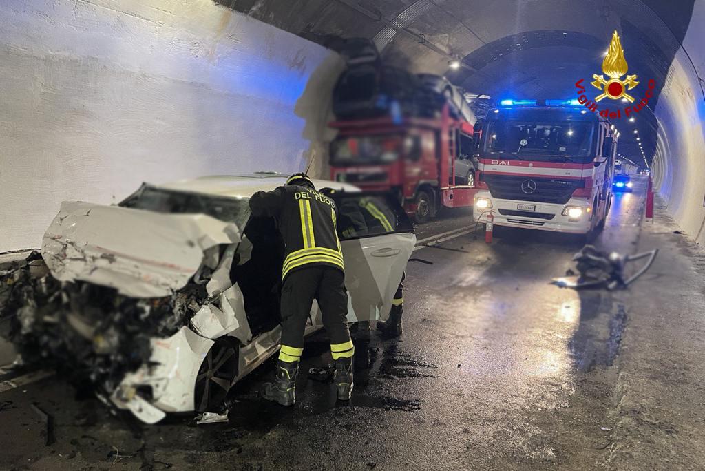 I vigili del fuoco sul luogo dell'incidente