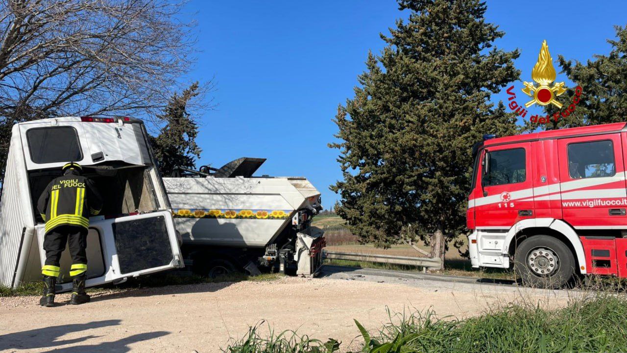 I vigili del fuoco sono intervenuti in località Berta, a Treia, per uno scontro tra due furgoni