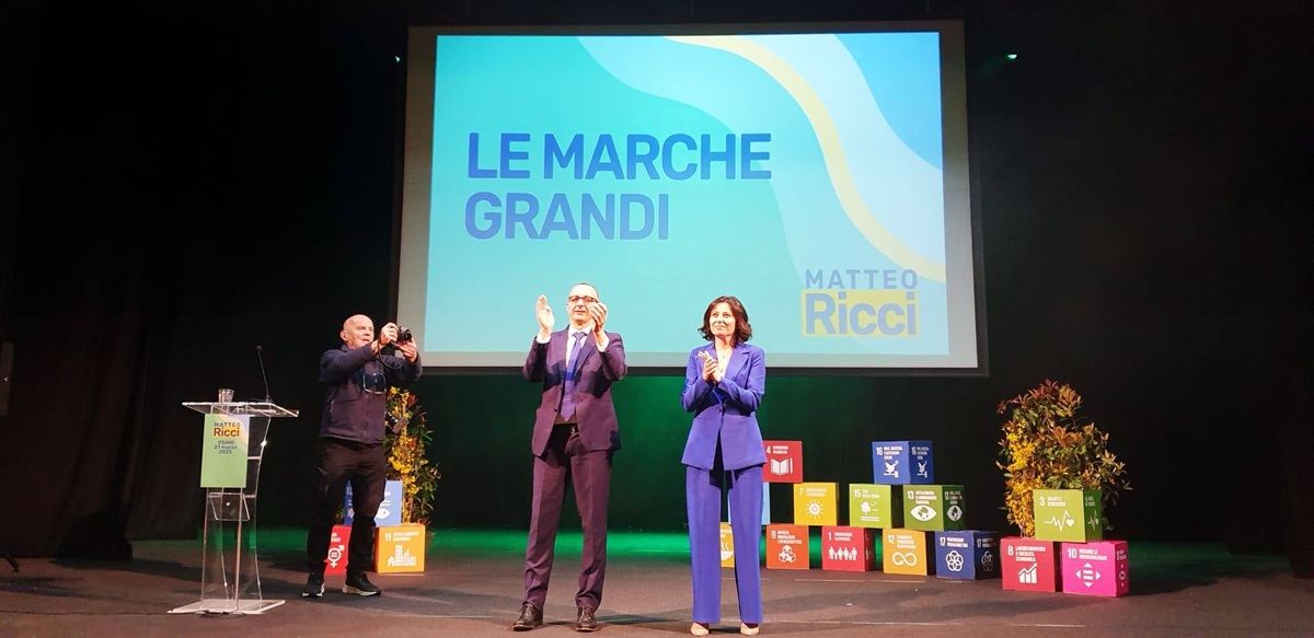 Matteo Ricci e Michela Glorio sul palco del teatro osimano