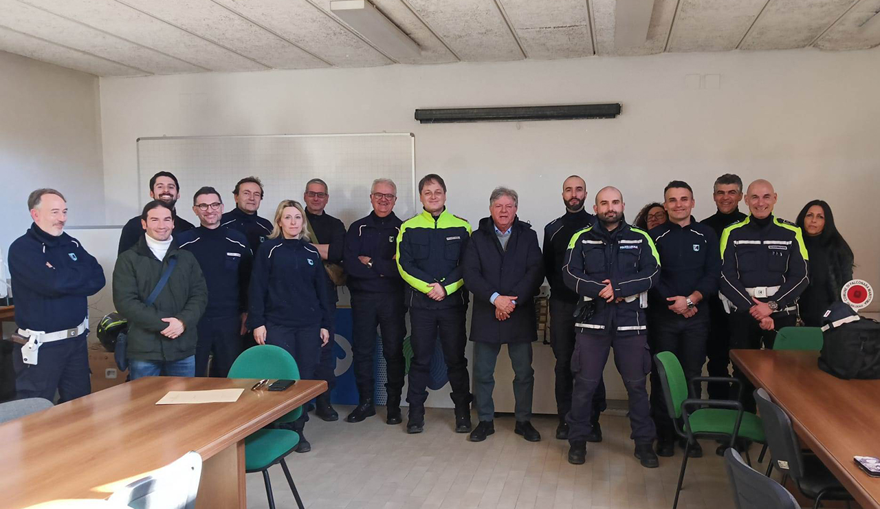 Nella foto l’assessore Romolo Cipolletti (al centro) con il personale della polizia locale di Falconara