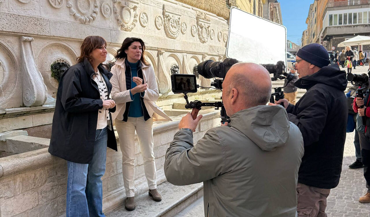 Elisa Isoardi e Monica Caradonna hanno registrato l'anteprima del programma Liena Verde davanti alla Fontana del Calamo ad Ancona (Foto: Pagina Fb Comune di Ancona)