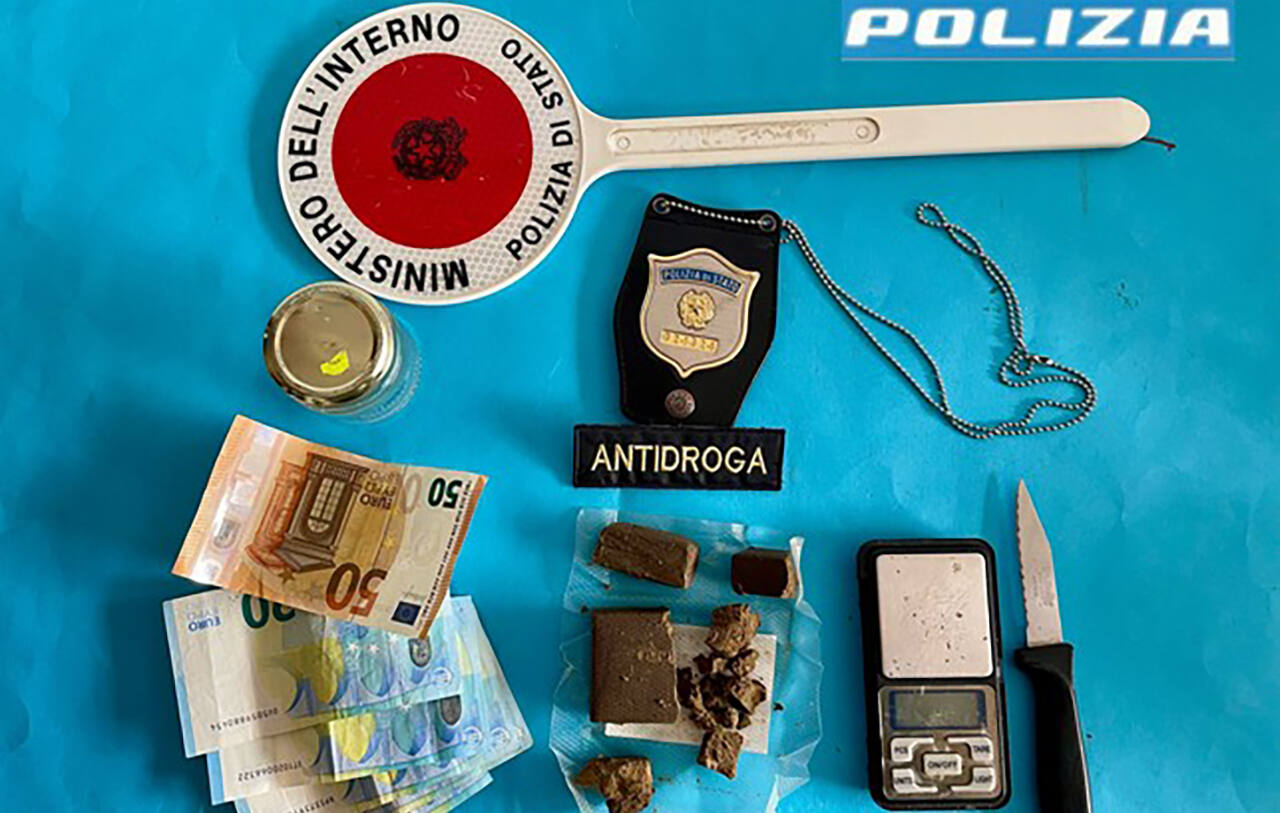 Il materiale sequestrato dalla polizia di Ancona