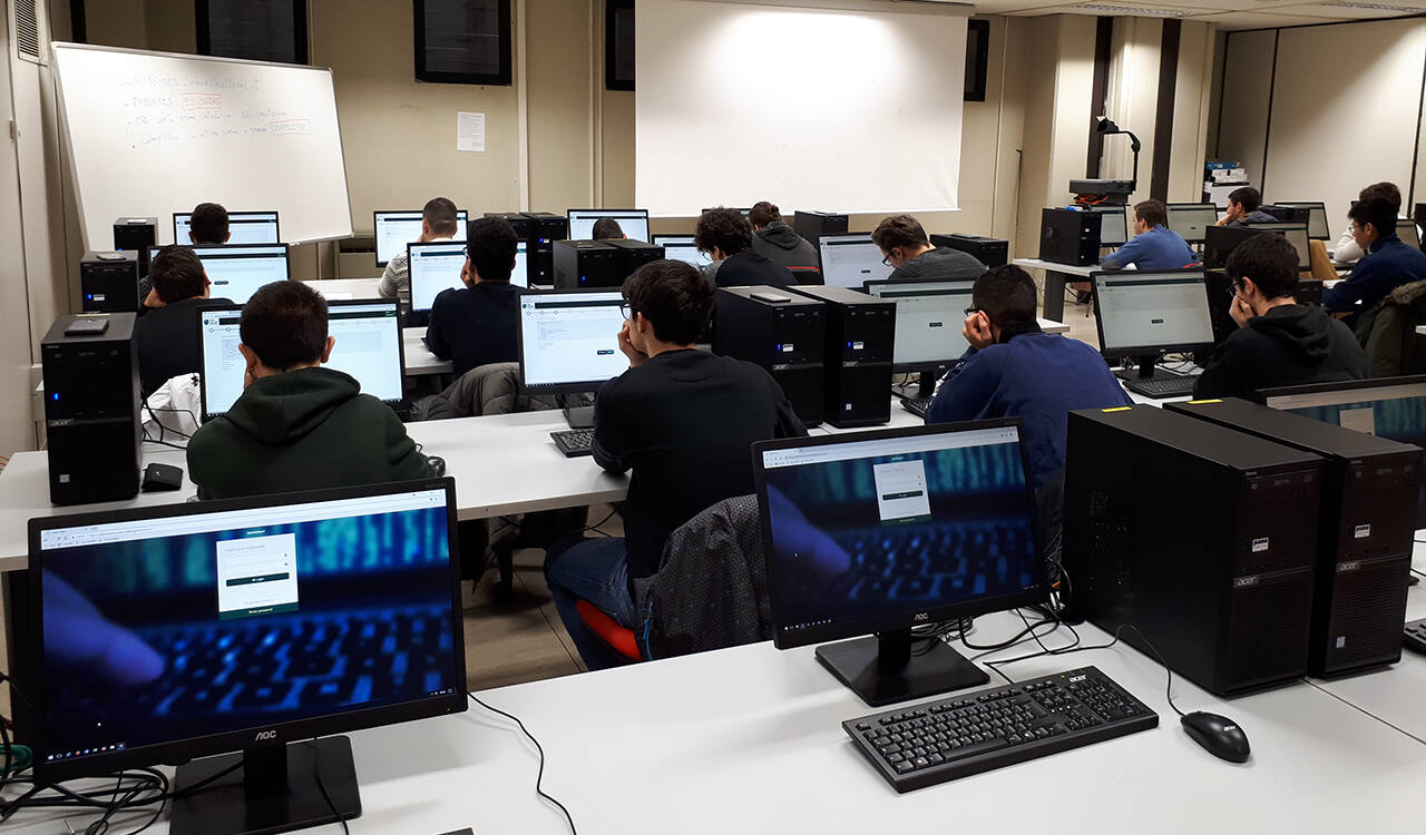 Nella foto una lezione all'interno del CyberChallenge (UnivPm)