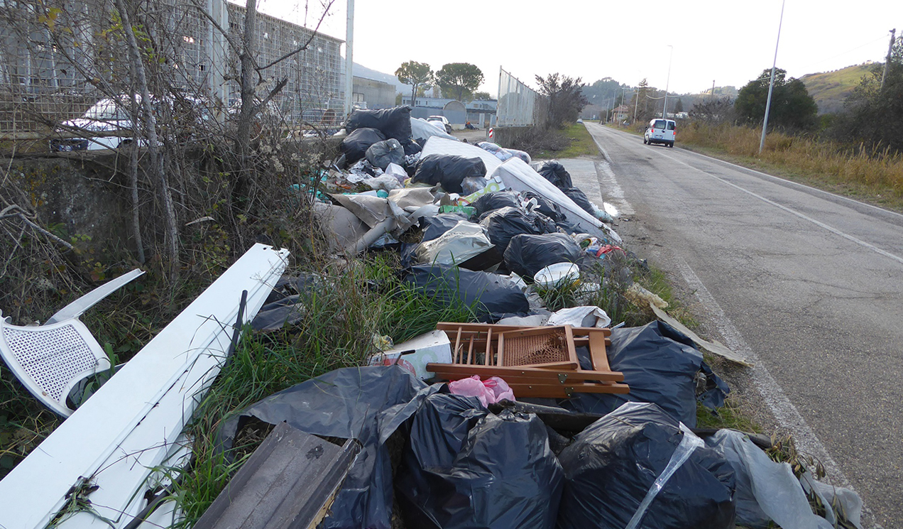 La discarica abusiva sulla S.P. 88 Valditronto (Foto: Polizia Provinciale)
