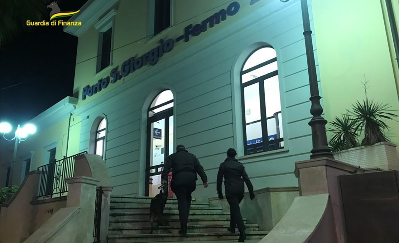 Finanzieri alla stazione di Porto San Giorgio/Fermo
