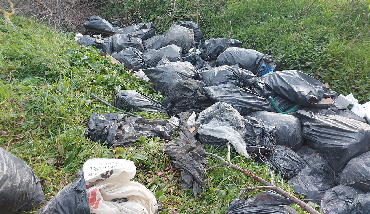 Falconara, scarichi abusivi e abbandono illecito di rifiuti: in sei individuati dalla Polizia Locale