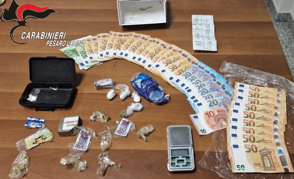 La merce e il contante sequestrato dai carabinieri