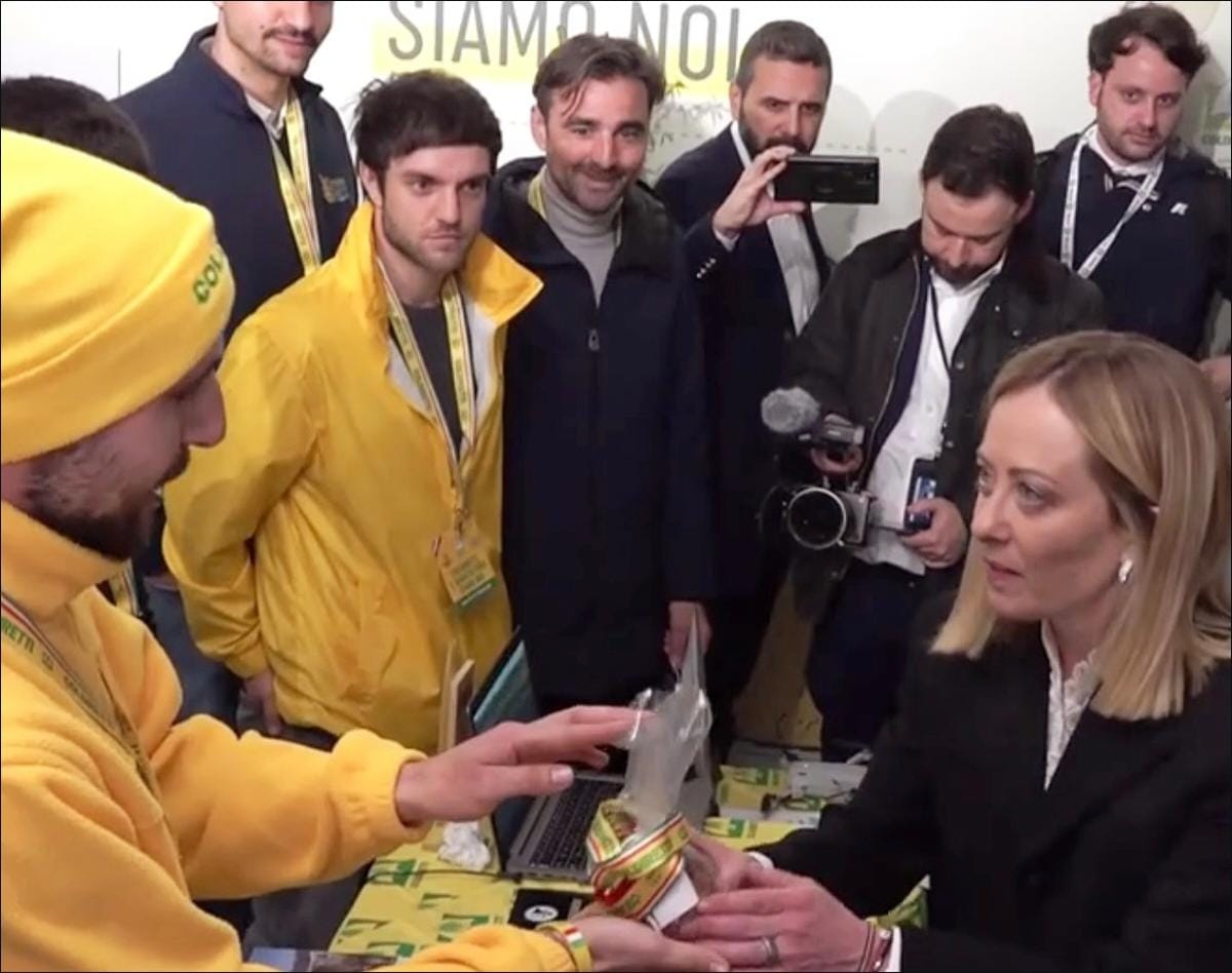La premier Giorgia Meloni in visita allo stand di Coldiretti