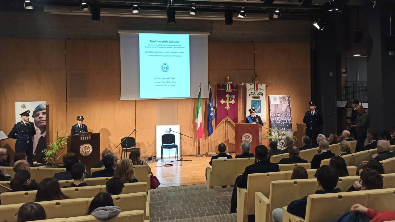 Un momento della cerimonia della Polizia penitenziaria al Ridotto delle Muse di Ancona