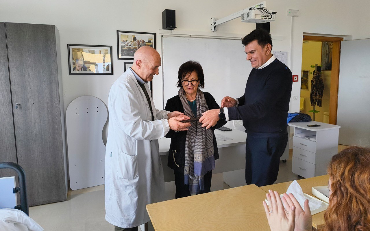 Il saluto al dottor Massimo Mariani all'ospedale di Arcevia
