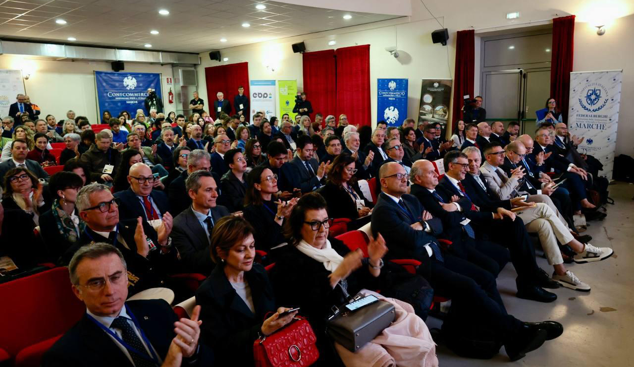 Stati Generali del Turismo delle Marche 2025: da Numana le formule per i nuovi mercati, la sala