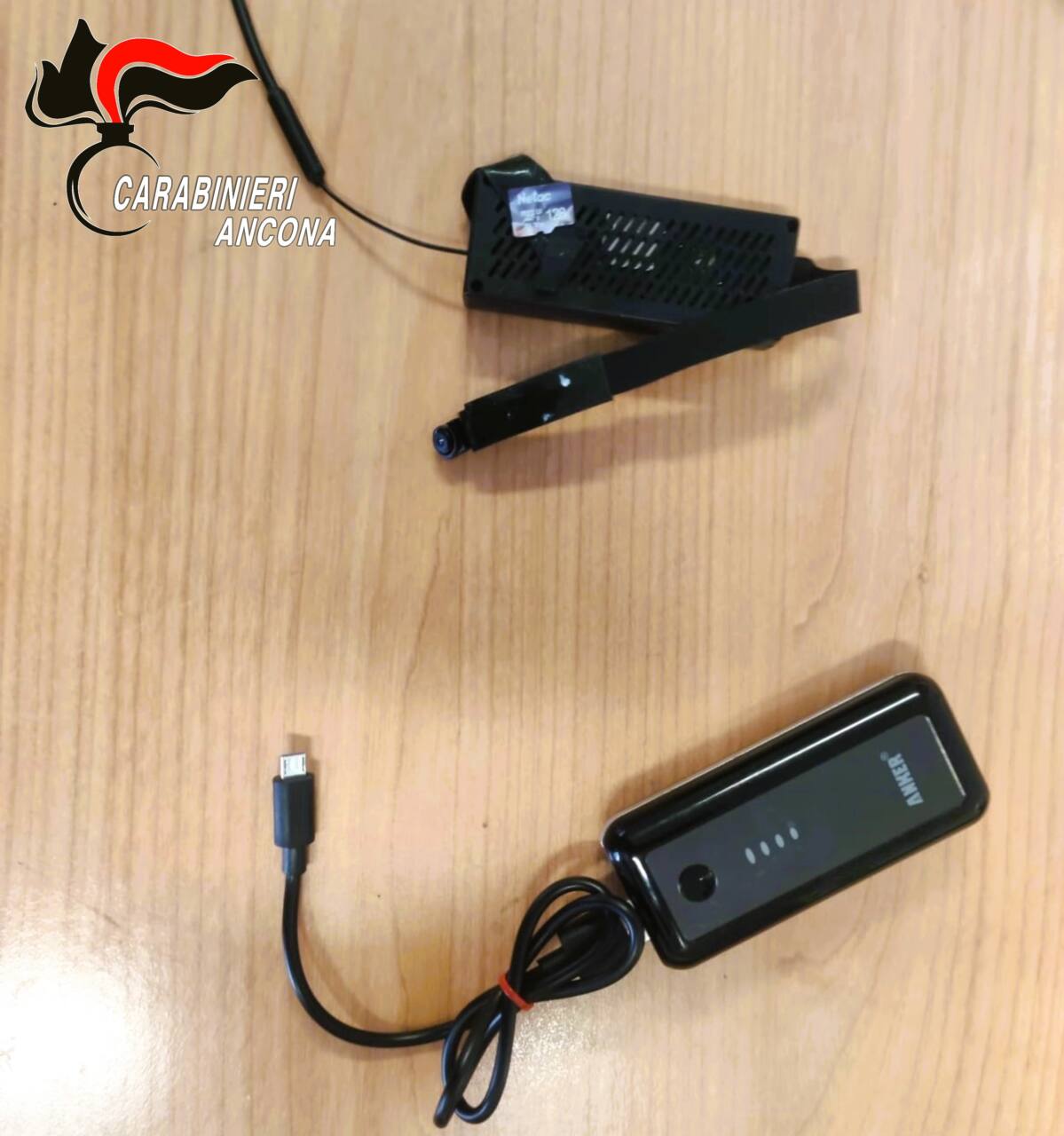 Camerano, spiava le colleghe con una spycam in bagno. Denunciato