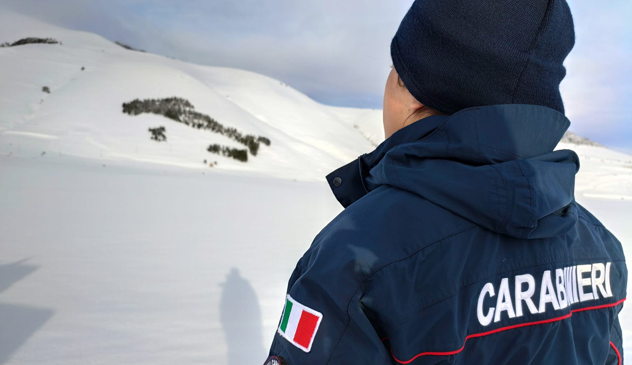 Appennino Marche, rischio valanghe. I carabinieri: «Massima prudenza»