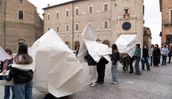 Macerata, cavalli e carrozze di carta sfilano in città: l’arte partecipata di Frank Bölter incanta