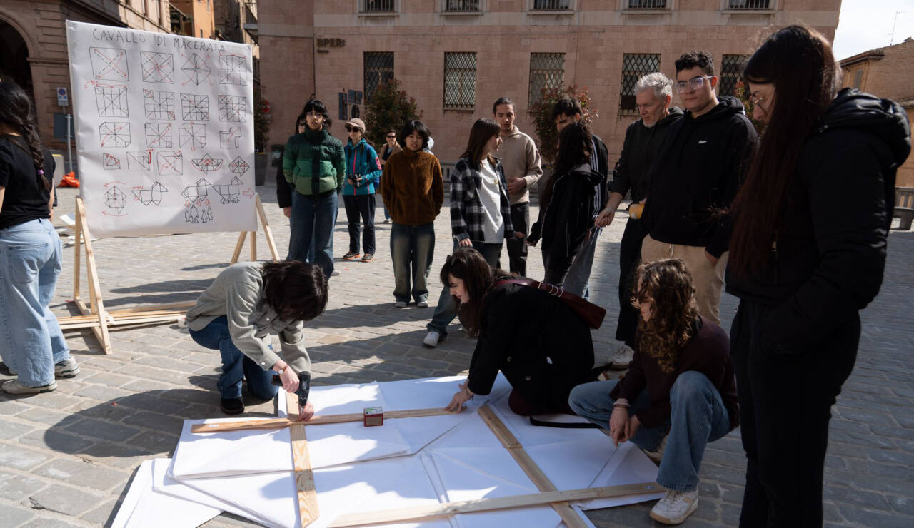 Macerata, cavalli e carrozze di carta sfilano in città: l’arte partecipata di Frank Bölter incanta