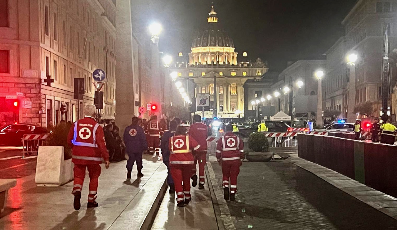 Tra le centinaia di volontari che hanno preso parte alle operazioni di assistenza a Roma per i funerali di papa Francesco c’era anche la Croce Rossa di Senigallia