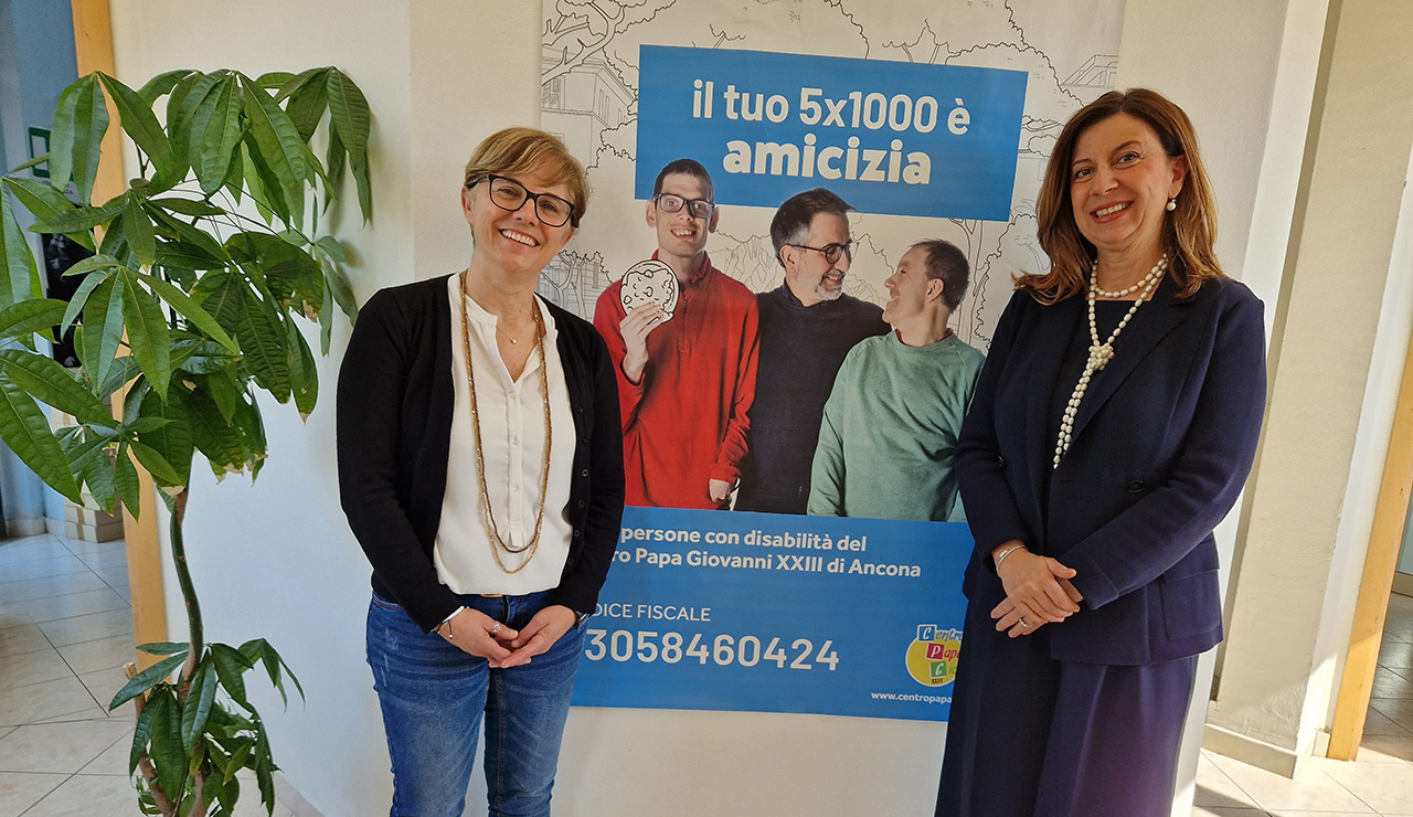 Da sx, Giorgia Sordoni, presidente del Centro Papa Giovanni XXIII, insieme a Maria Cristina Rossi, consigliera d'ammininistrazione di Estra