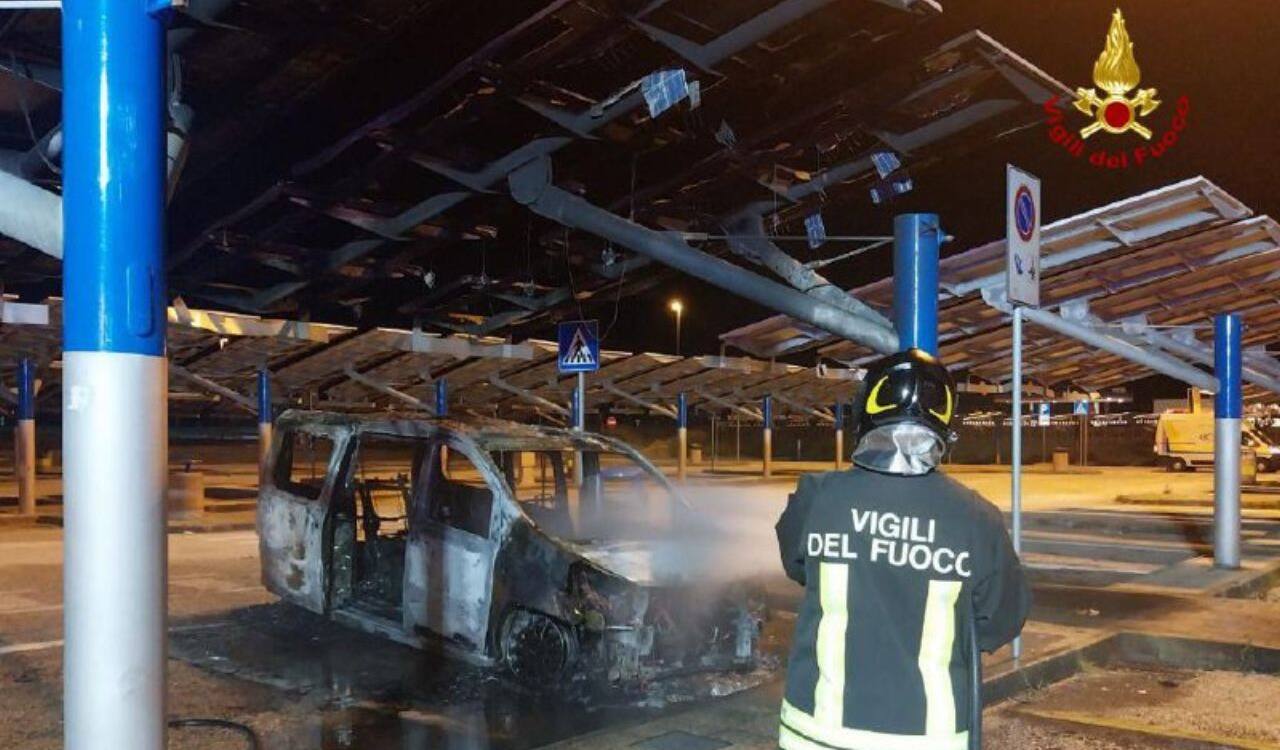 L'auto a fuoco nella notte a Chiaravalle